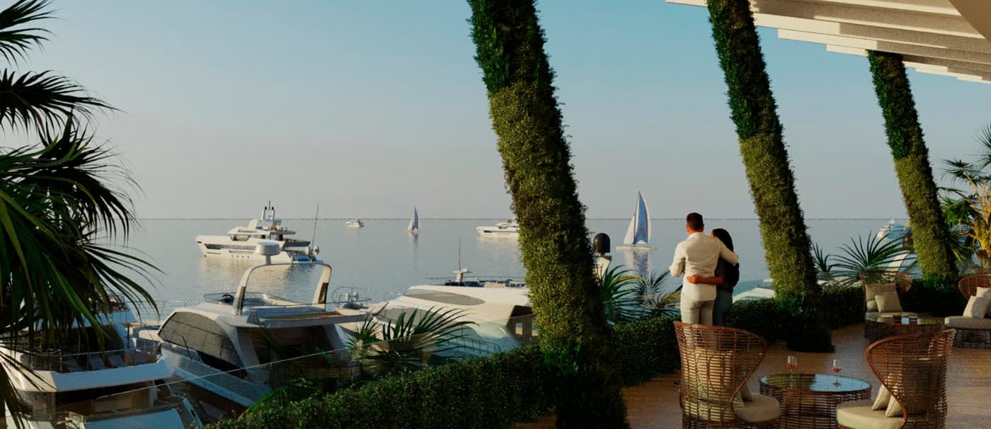 Terrasse plantée d’Ambassadori Island ouverte sur les yachts amarrés