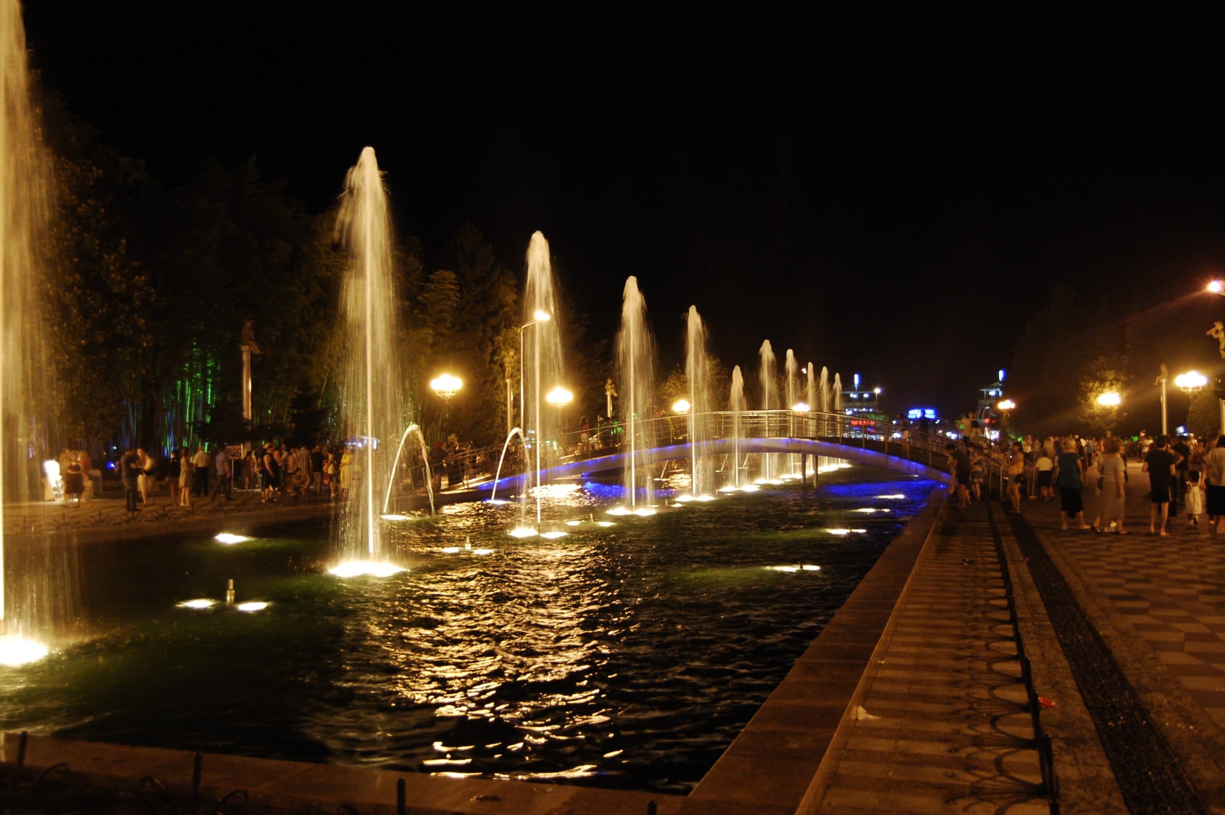 Les fontaines dansantes de Batumi la nuit
