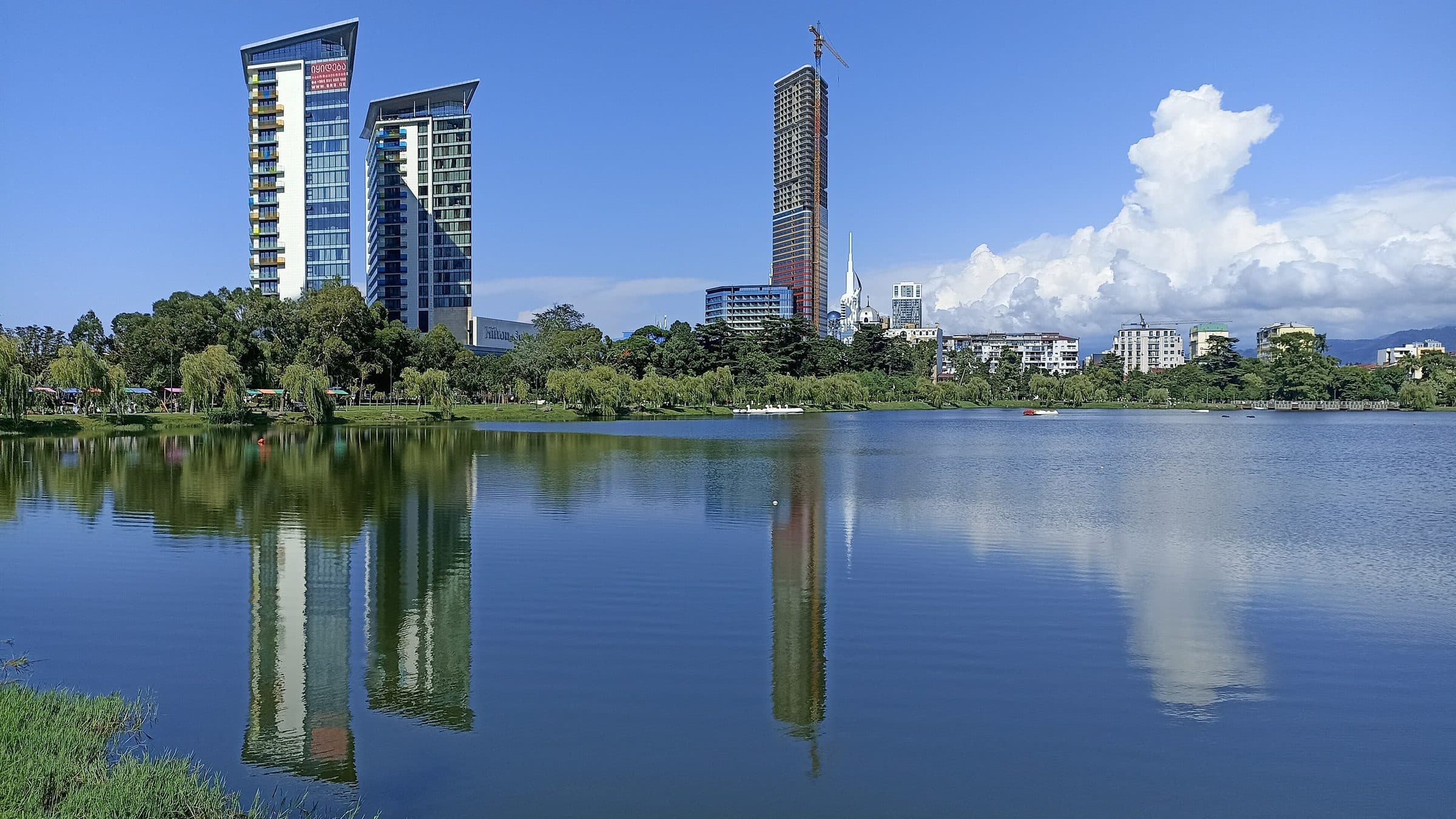 Les tours de Batumi reflétées dans un plan d'eau