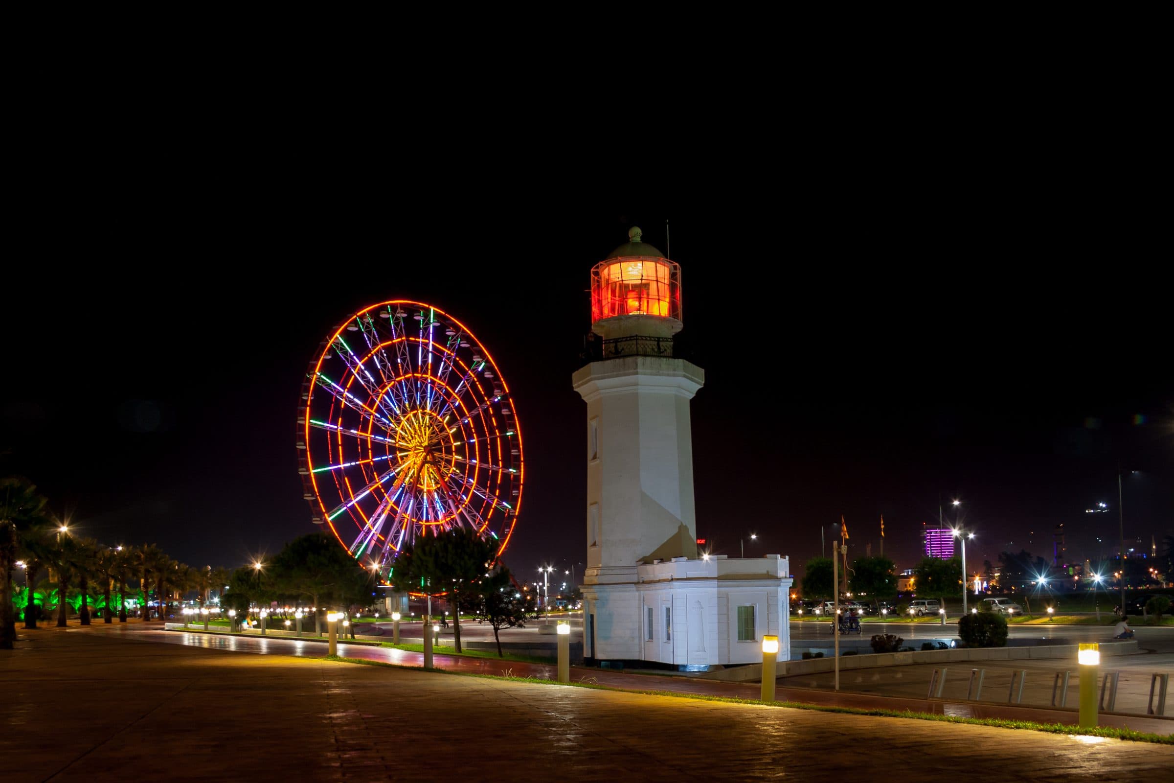 Le phare de Batumi et la grande roue illuminés la nuit