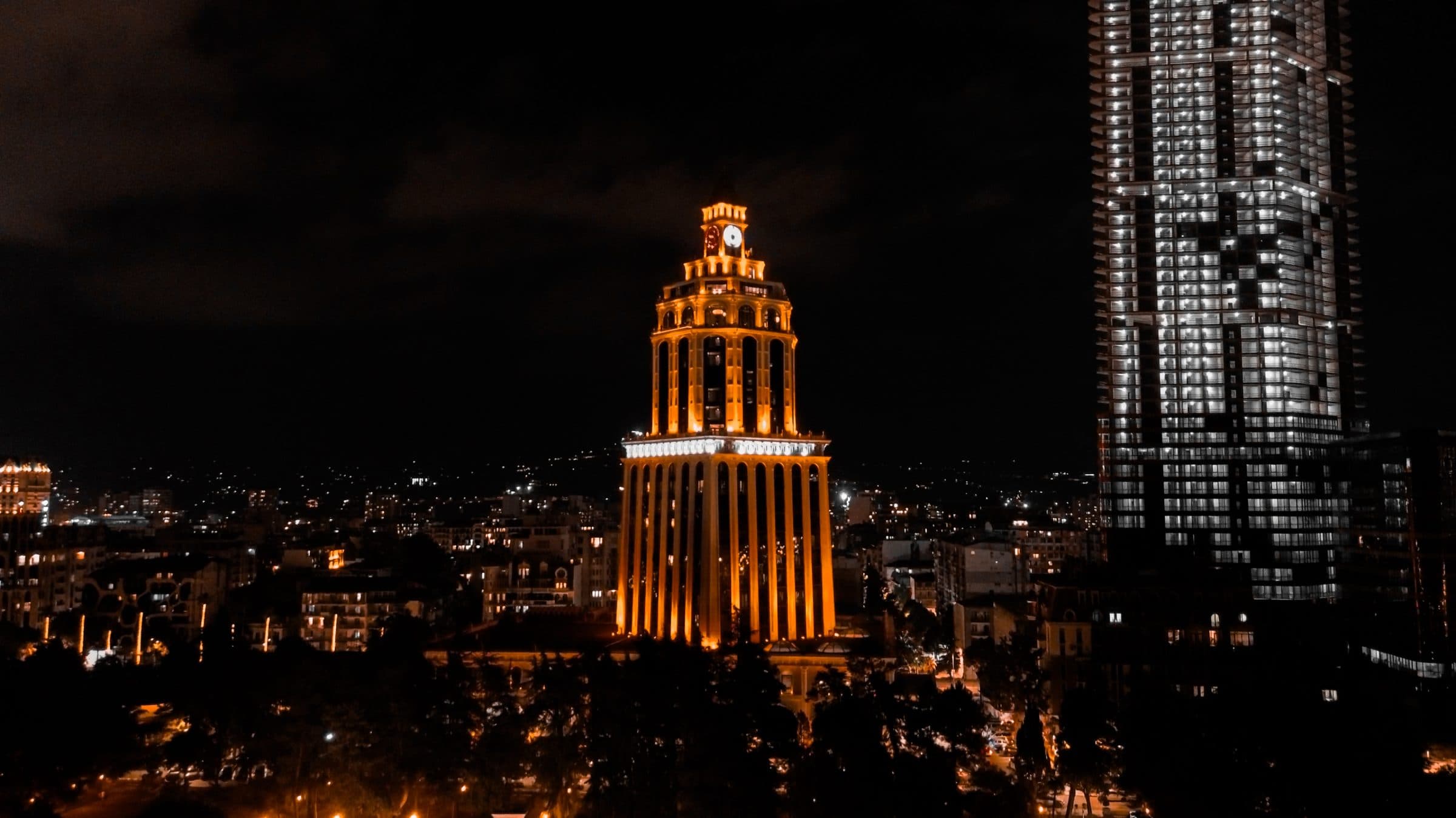 Batumi de nuit, tour illuminée sur le front de mer