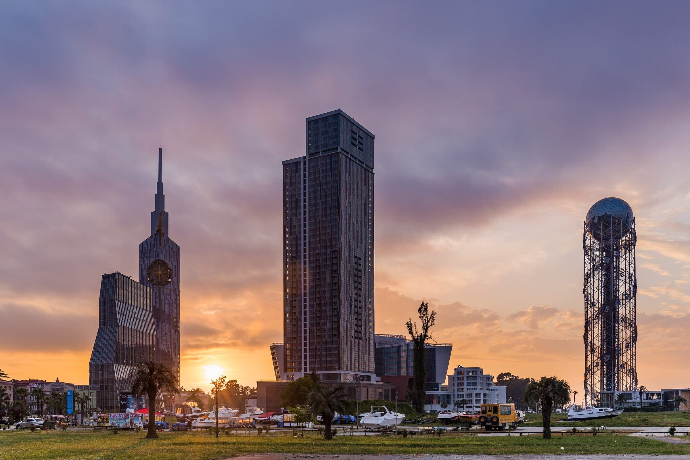 La skyline de Batumi au coucher du soleil
