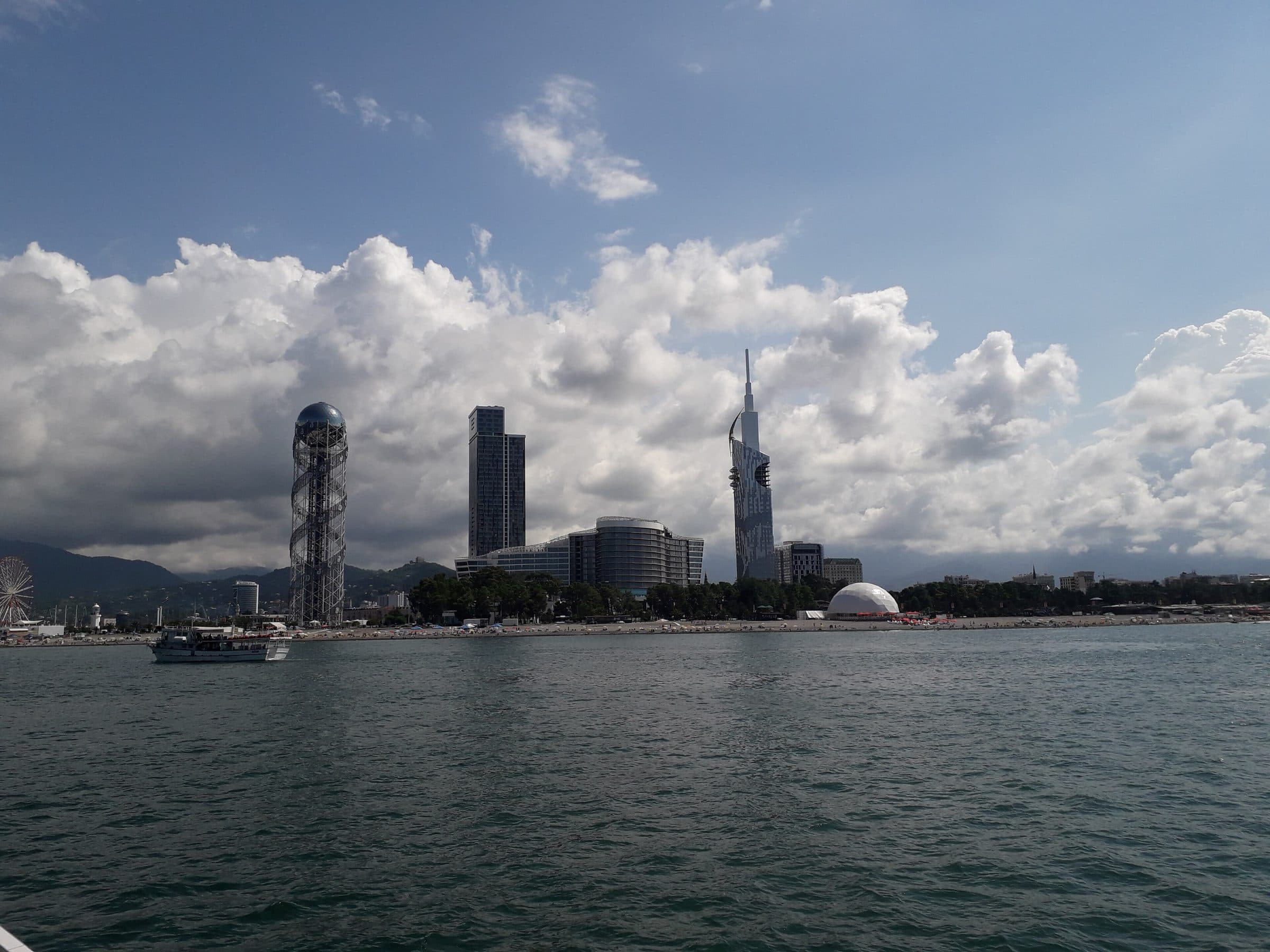 Le front de mer de Batumi vu depuis la mer