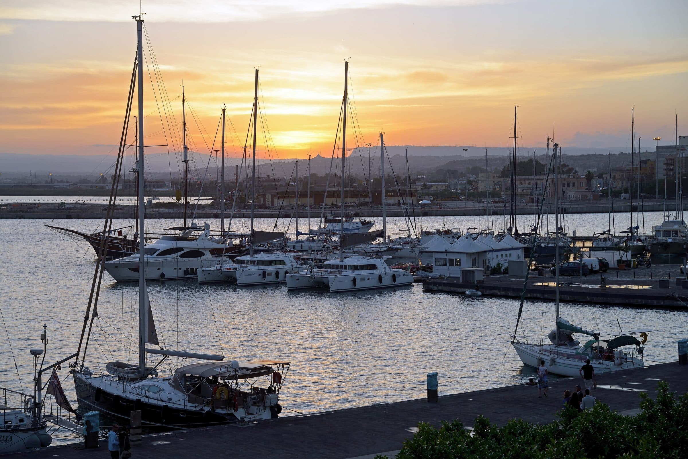 Marina et voiliers au coucher du soleil