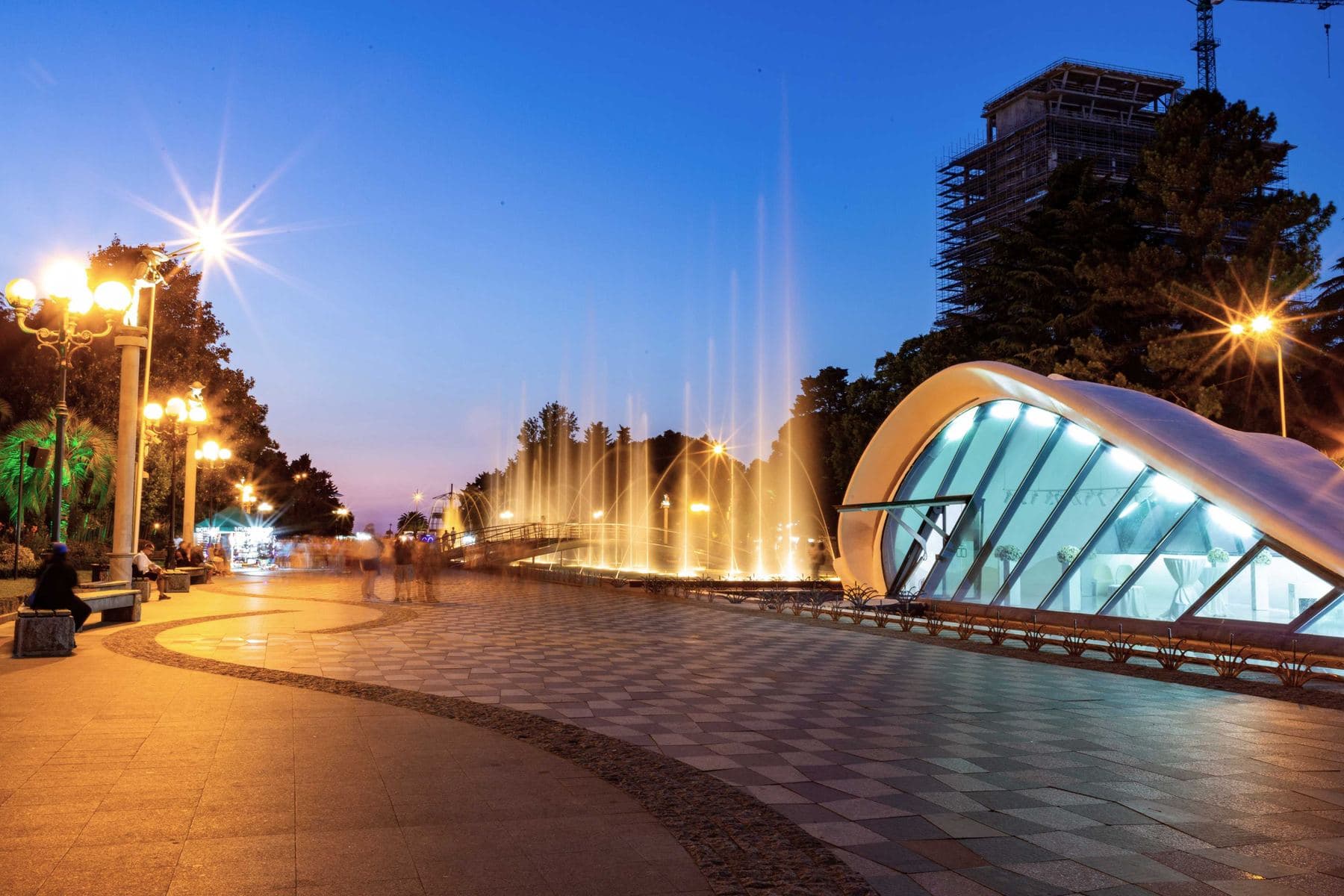 Le boulevard de Batumi illuminé à la nuit tombée, fontaines et promenade