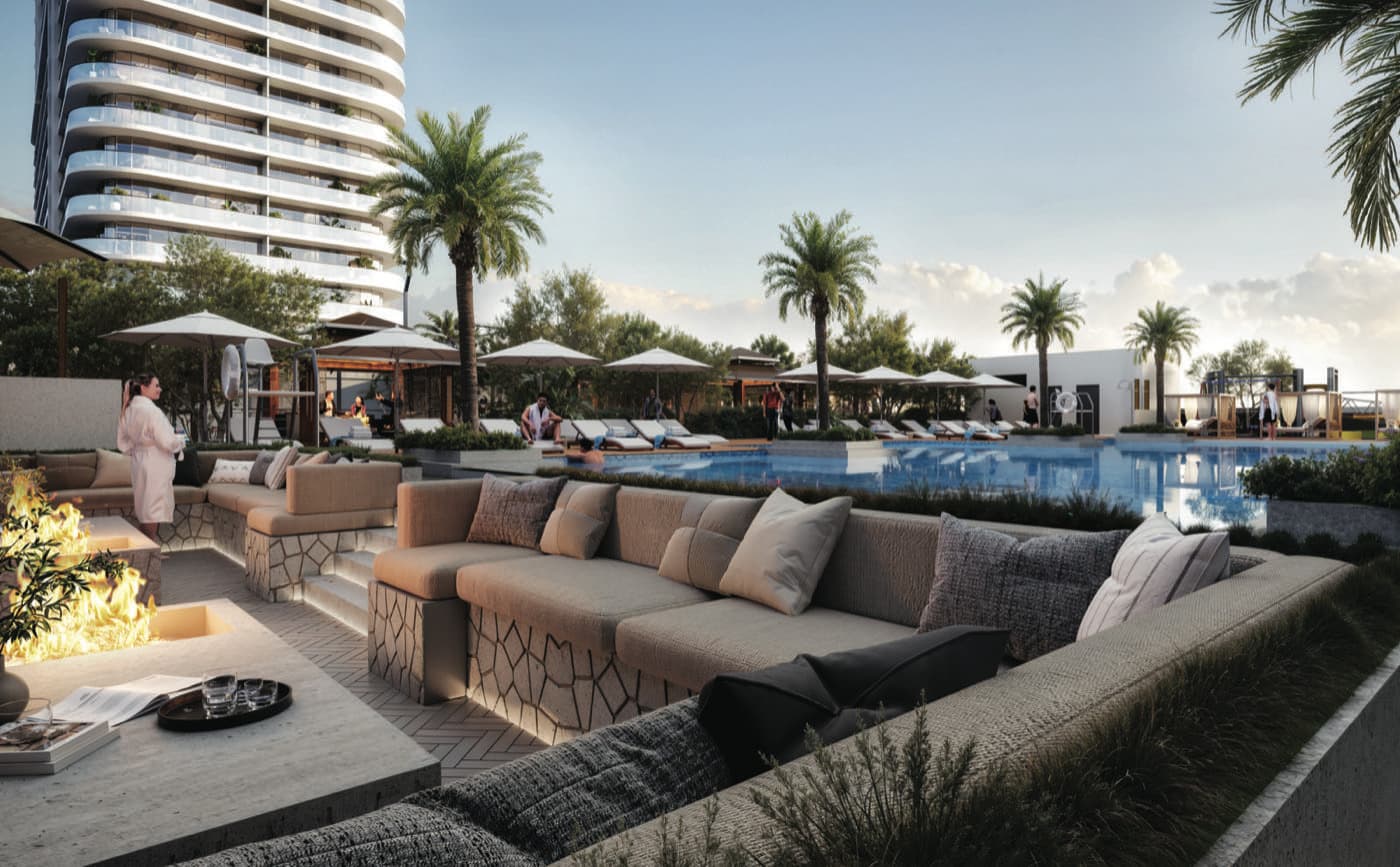 Terrasse lounge en plein air, banquettes et parasols au bord du bassin