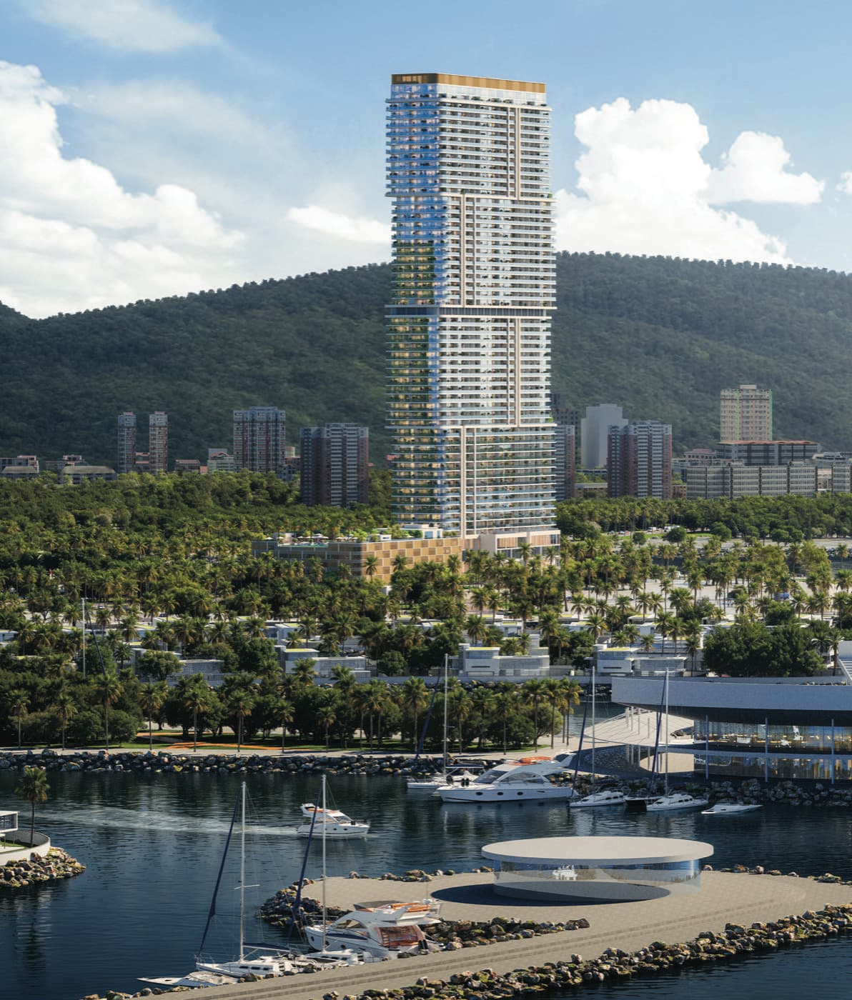 La tour vue depuis la marina, adossée aux collines boisées de l’arrière-pays