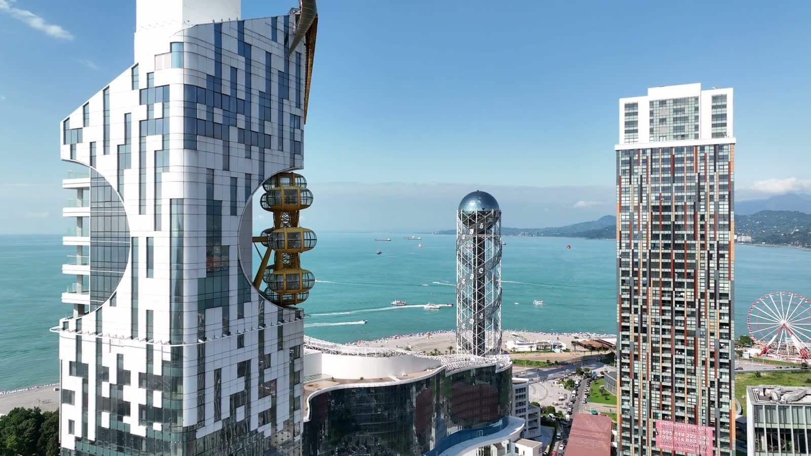 Vue aérienne du centre de Batumi : les tours du front de mer, la tour alphabétique, la plage et la mer Noire